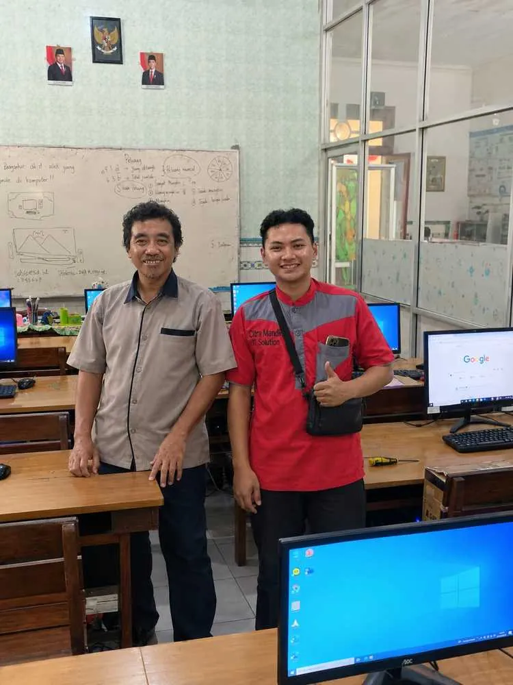 Pemasangan komputer di lab komputer Sekolah Setia Budi Gresik